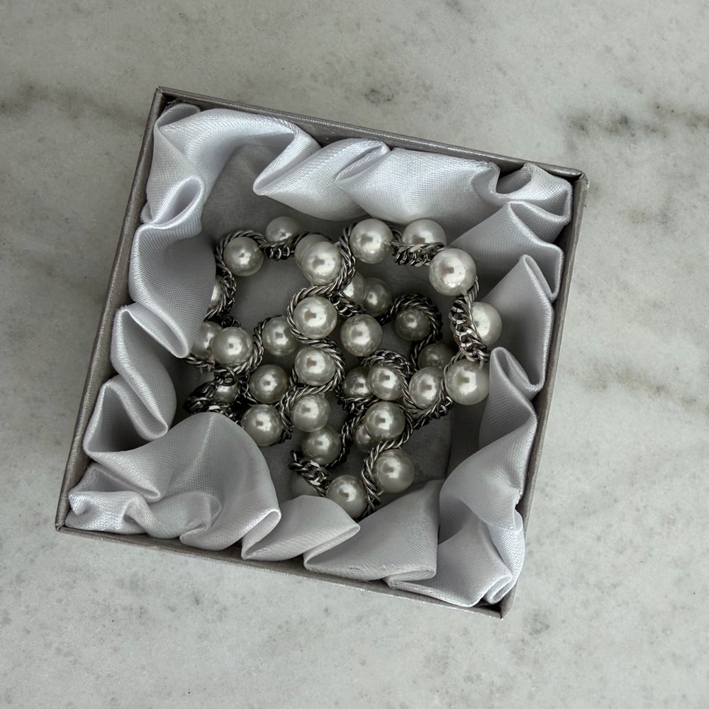 Elegant Silver and Pearl necklace